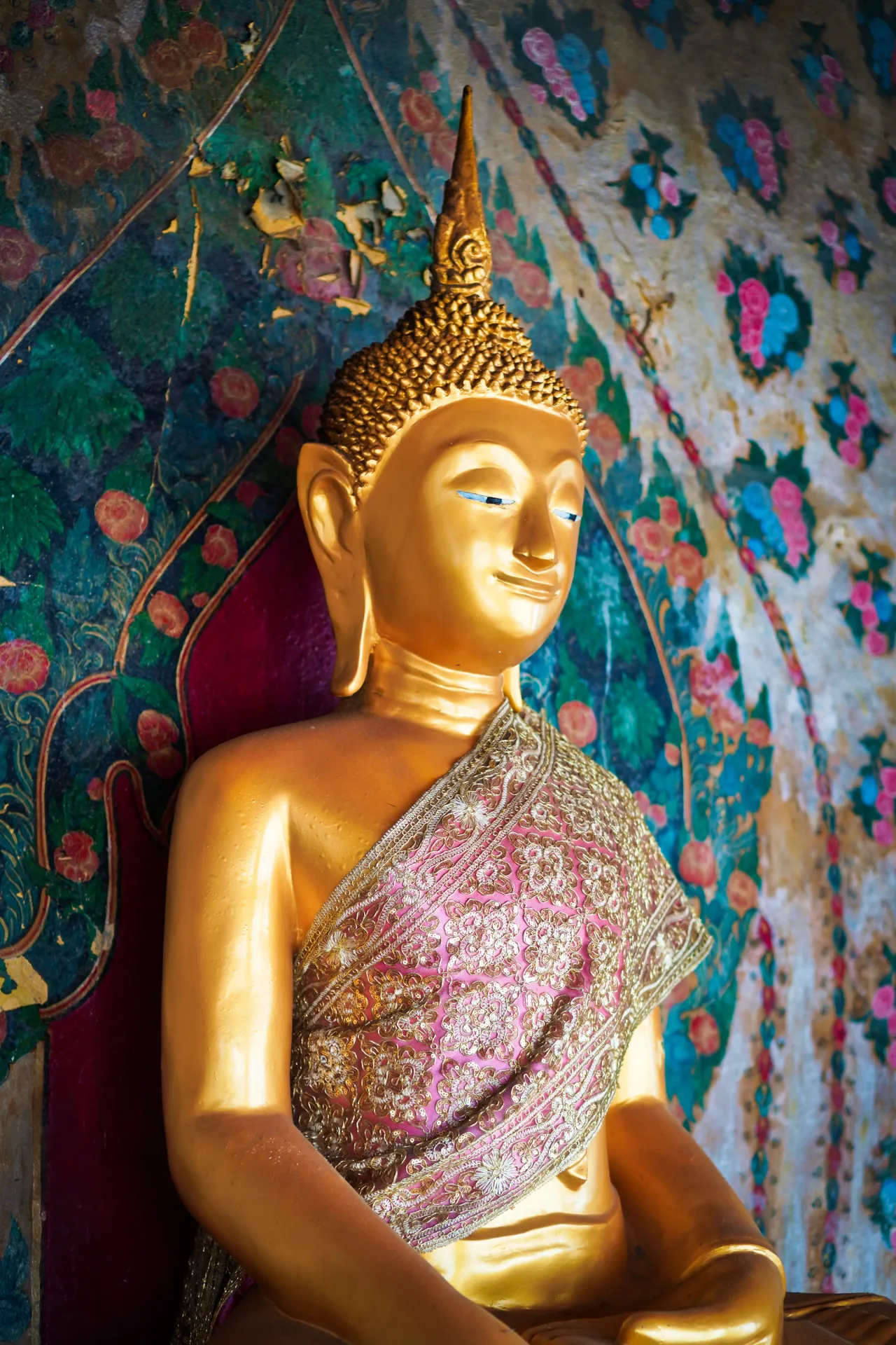 Buddha-Statue in Golden Tones