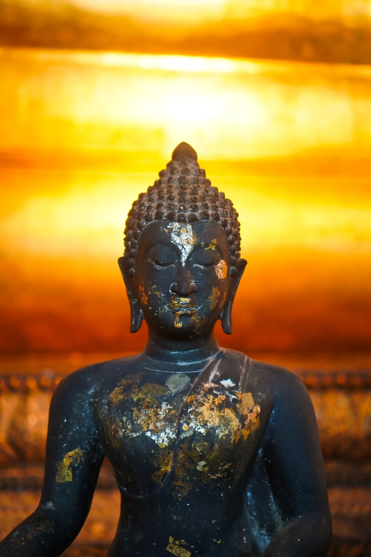 Buddha-Statue in Red Tones